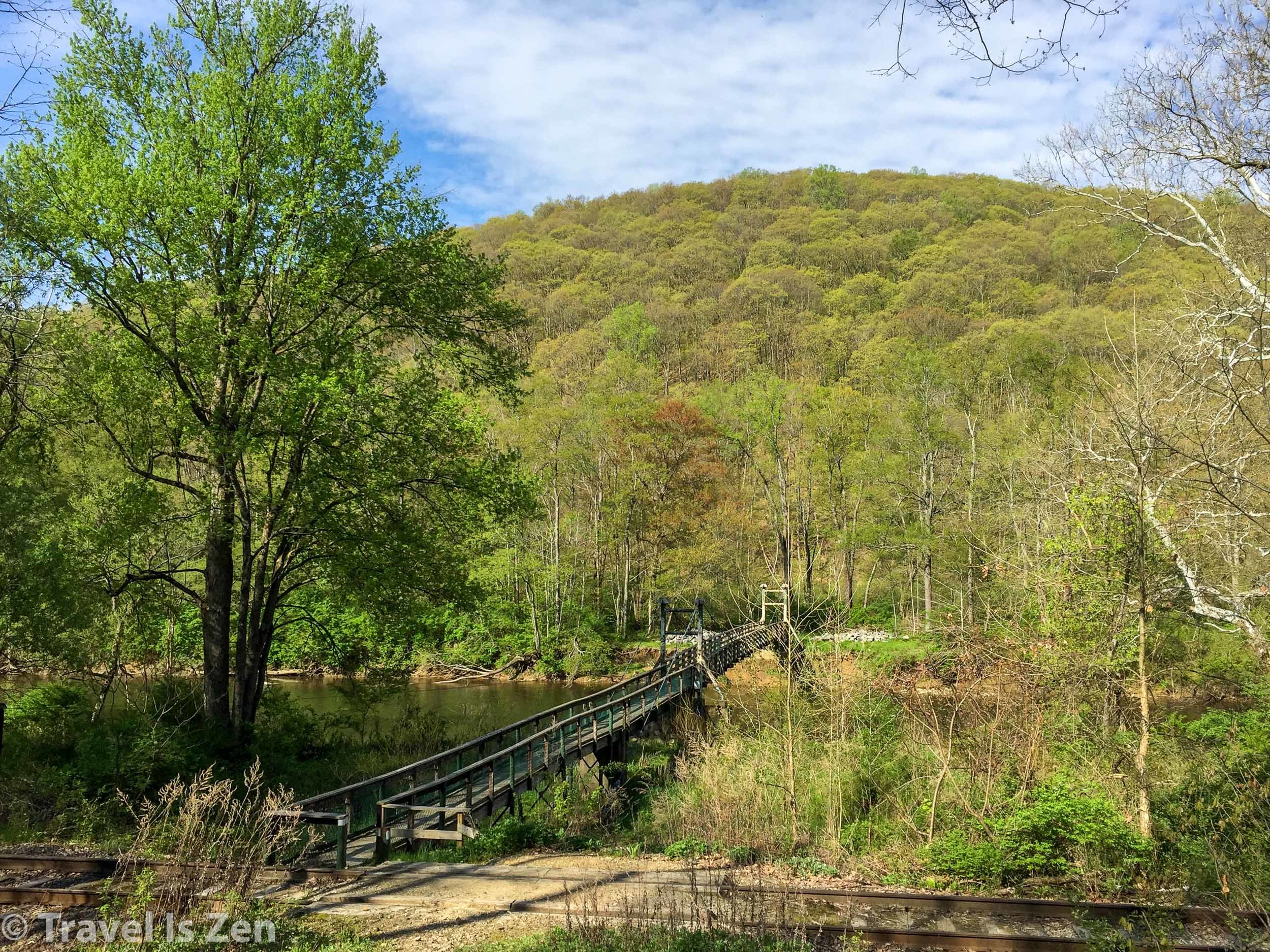 Swinging bridge