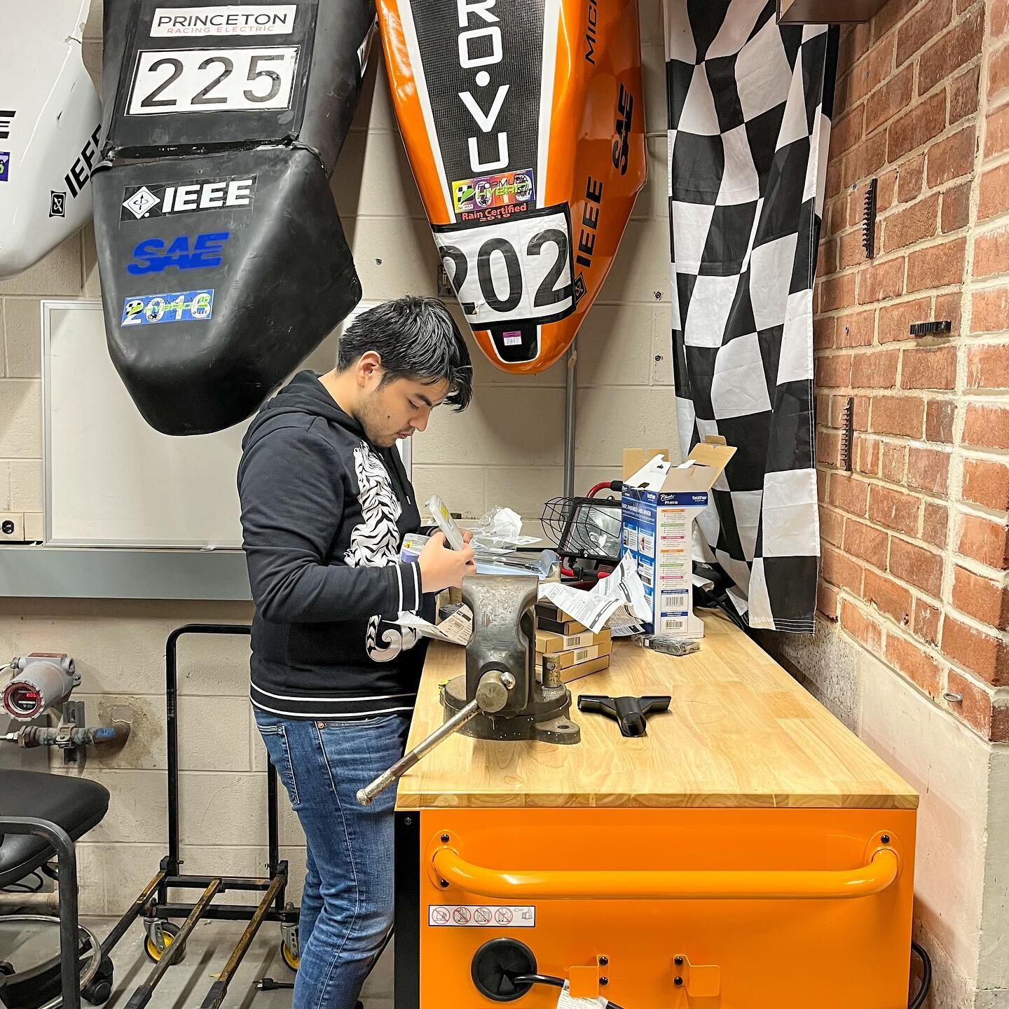 productive garage clean up led by @sullym4 @pk0zak featuring our amazing new work bench gifted by 2022 team alums @ktong00 @vincent_yang2022 @thomas.vanliere. we&rsquo;re working hard to make you proud &lt;3