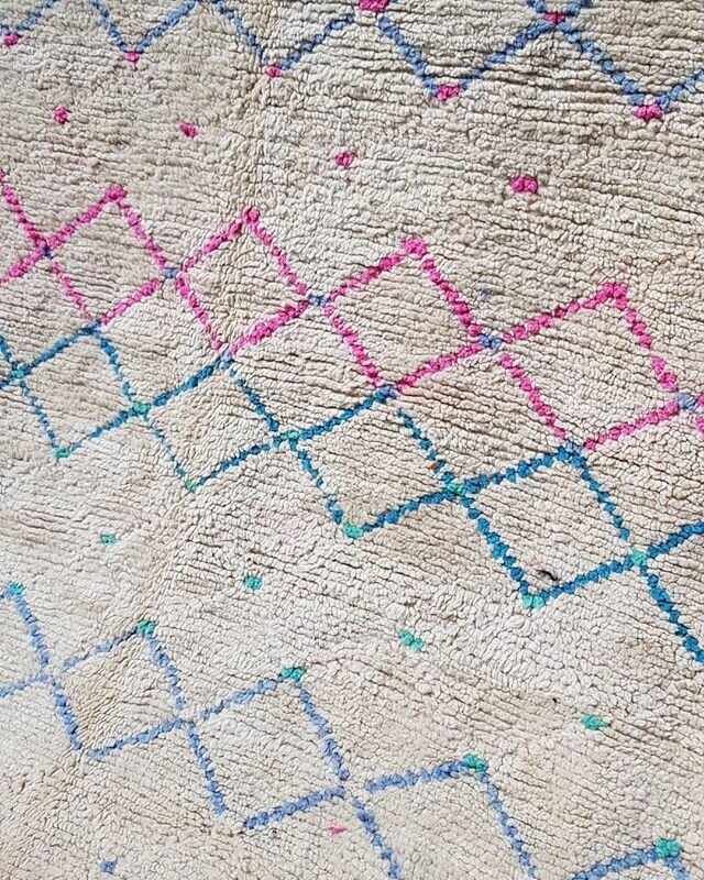 💟Bedroom rug of dreams. 💟Soft cream wool with a gorgeous pattern in pink, blue &amp; turquoise. 💟Approx 160/290cms. 💟 It's all ready for your makeover. 💟Dm me for more details.💟 #bedroomdecor #vintagerugs .
.
.
.
.
.
#wool #woolrugs #interiorst