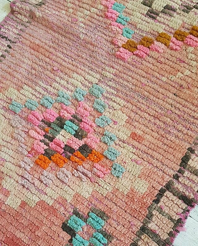 💕🧡Runner love.🧡💕 A pretty palette of pinks, turquoise and orange on a faded pink background.💕 Approx 80/260cms, fit for a hallway, landing, kitchen. 💕 Dm me for details.🧡 #runnerrugs
#vintagerugs .
.
.
.
.
.
.
#interiormakeover #pink #pinkinsp