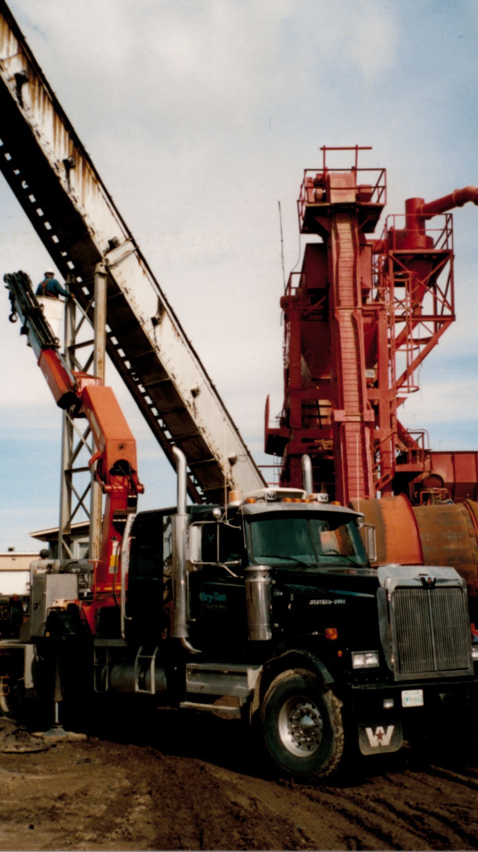 2004 - 26 ton knuckle picker - assembling asphalt conveyor