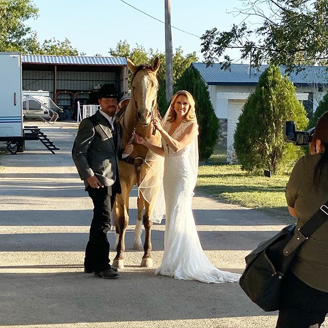 Congrats to Lindsey and Jason , their wedding was everything ! 🙌🏽😍👰🏼🤵🏼💍🥂🍾Weather was perfect and everything looked amazing! Their horse trailer bar was epic! @sipawayep 
#wedding #bride #groom #elpaso #ranch #weddingoftheyear #horsetrailerb