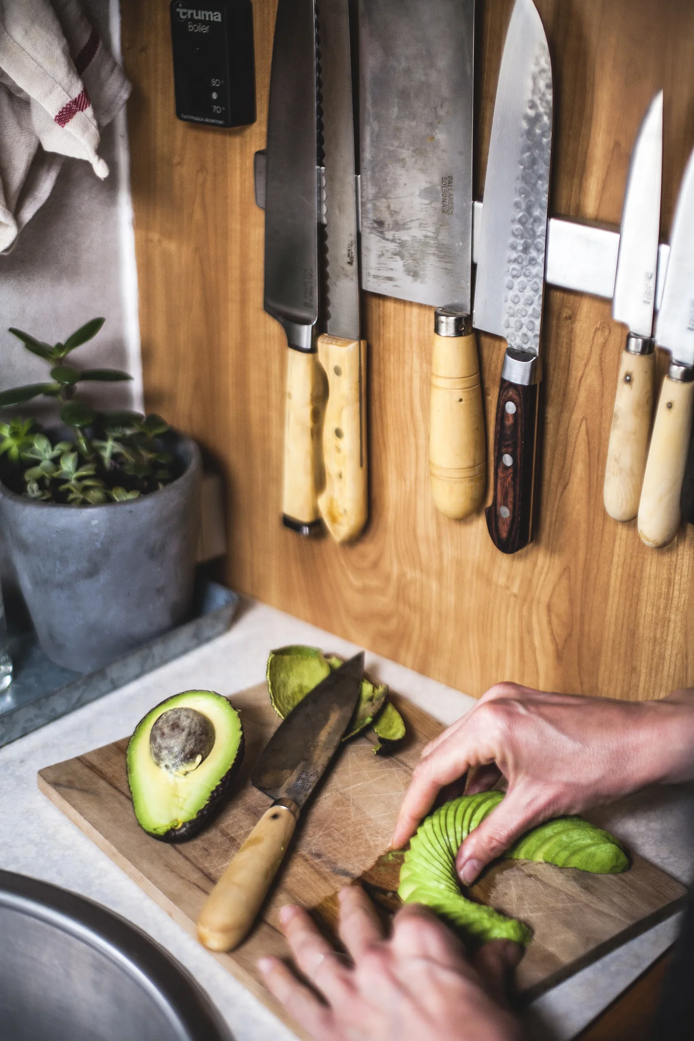 Knives from Pallares Solsona on a magnet (from IKEA) tough enough for a kitchen on wheels.