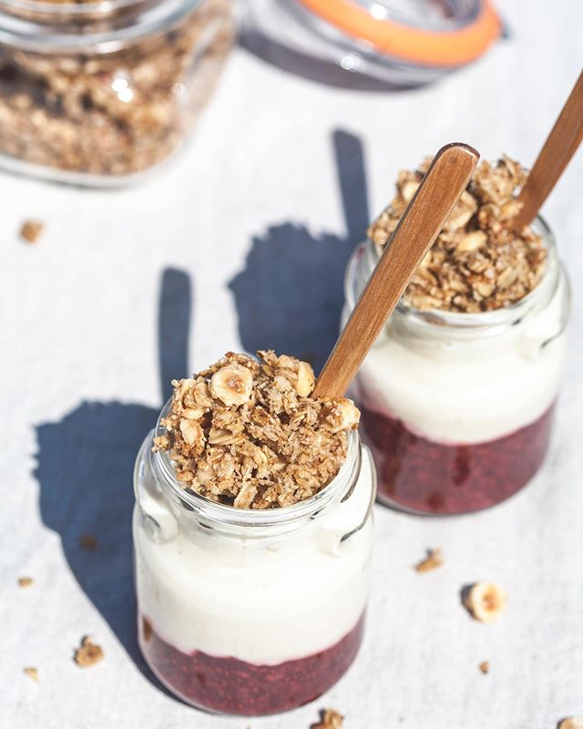 Vanilla Berry Parfaits.
A dessert for breakfast is the single best reason to wake up in the morning. This is my perfect breakfast, tastes like a strawberry cheesecake with lots of healthy fats, real fruit, nuts, grains and protein. A perfectly indulg