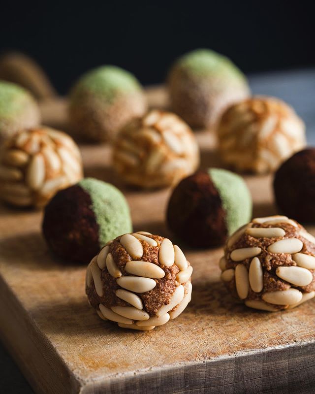 Vegan Panellets.
Celebrating the Gaelic roots of All Saints day, Saimain, in Galicia AND #worldveganday, these Catalan treats have been given the Wonderland treatment. Substitute aguafaba for binding eggs and egg wash, and mix up the flavours with ca