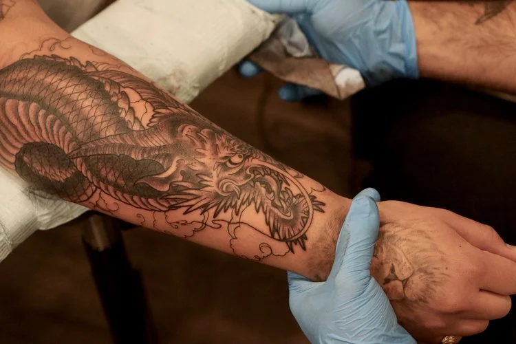 German is a traditional tattoo artist in Toronto. Find him on pick the ink. @germanshible.