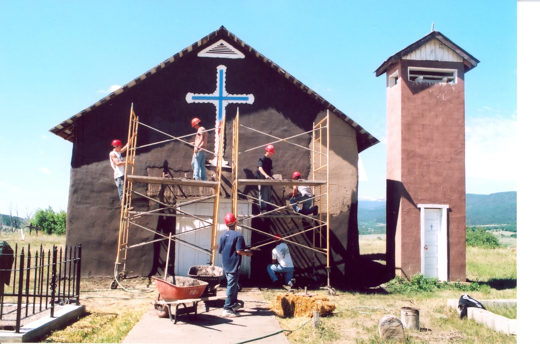 June-Mora-youth-mud-plastering0003.jpg