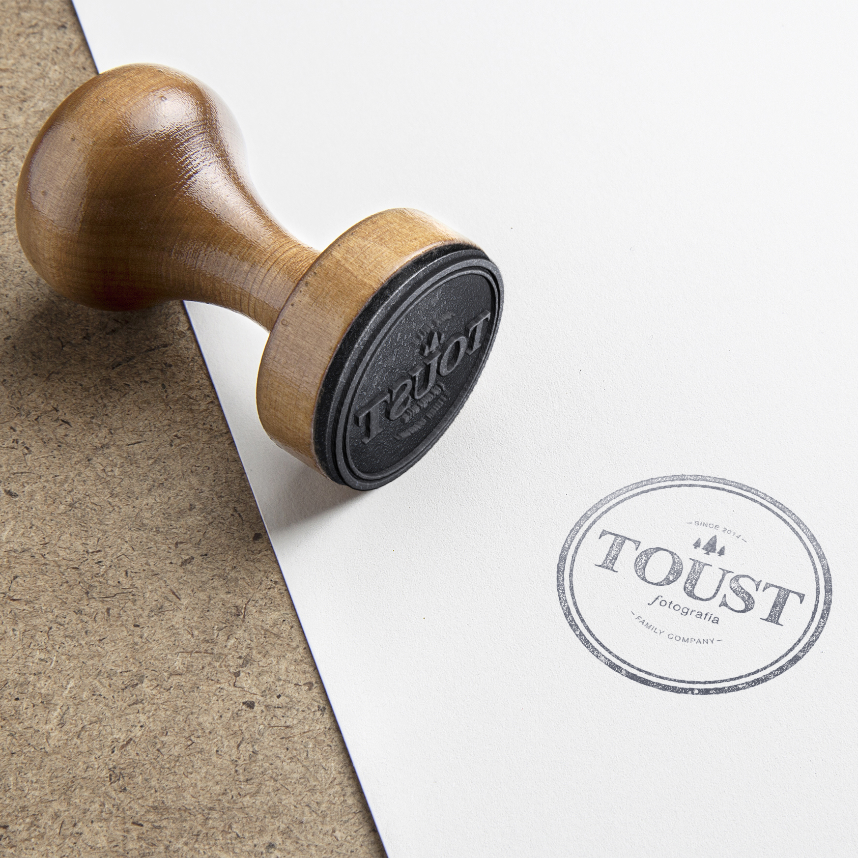 Toust Fotografía Diseño de identidad para marca de servicios fotográficos. 