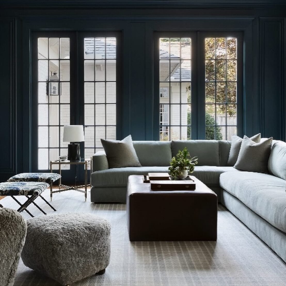 The perfect @farrowandball Hague Blue for this Fort Worth family room.

Photography @trevorbparker 
Featured @papercitydallas @papercityfortworth