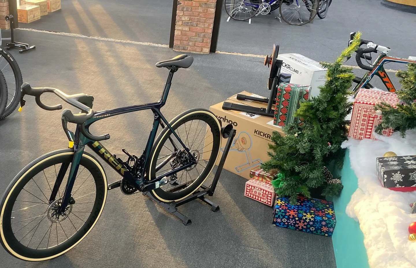 Hot Diggity Dog, this Project One just landed and I swear that I can almost hear angels singing.  Somebody has been good all year and is gonna be riding this on X-mas day.
@billygoatbicycleco @trekbikes @st._louis_cycling_club @velovergnugen @kaldist