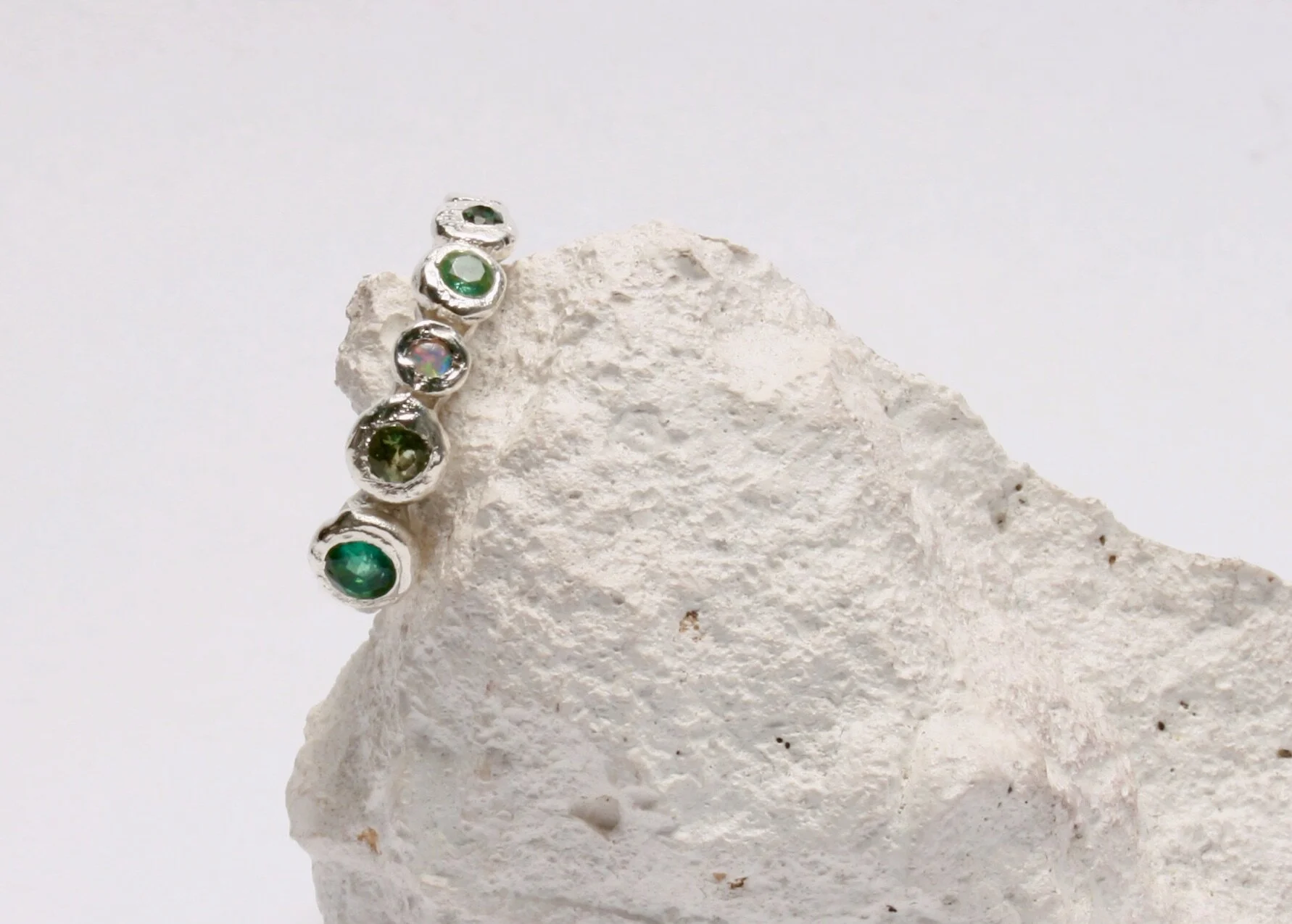 Líneáil with sapphires