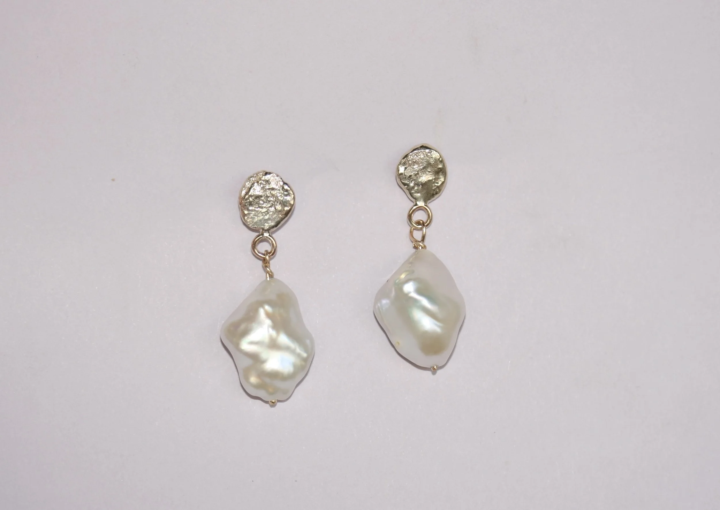 Cúr Pearl Earrings
