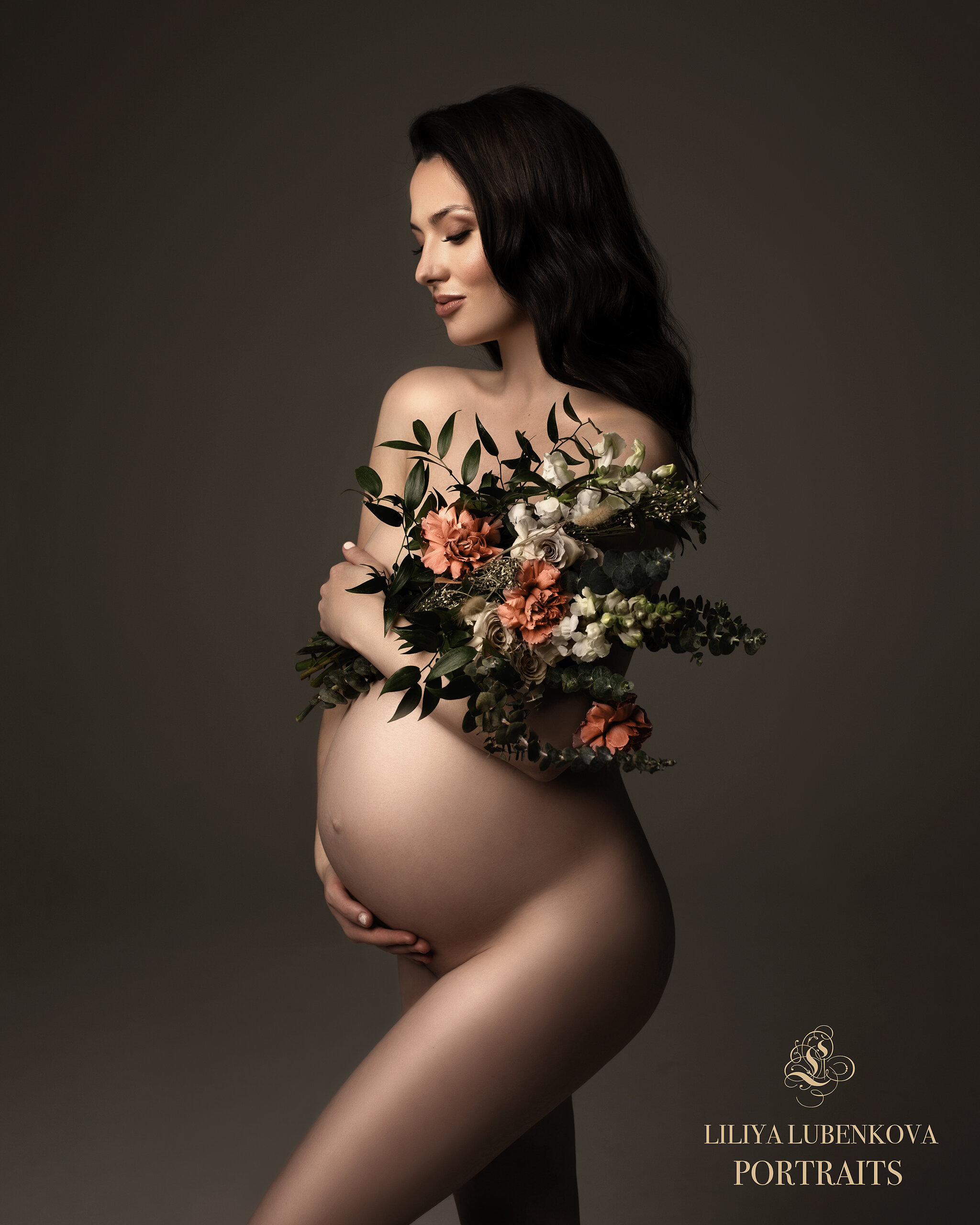 Creative ideas for maternity session in Vancouver, BC  by Liliya Lubenkova Portraits