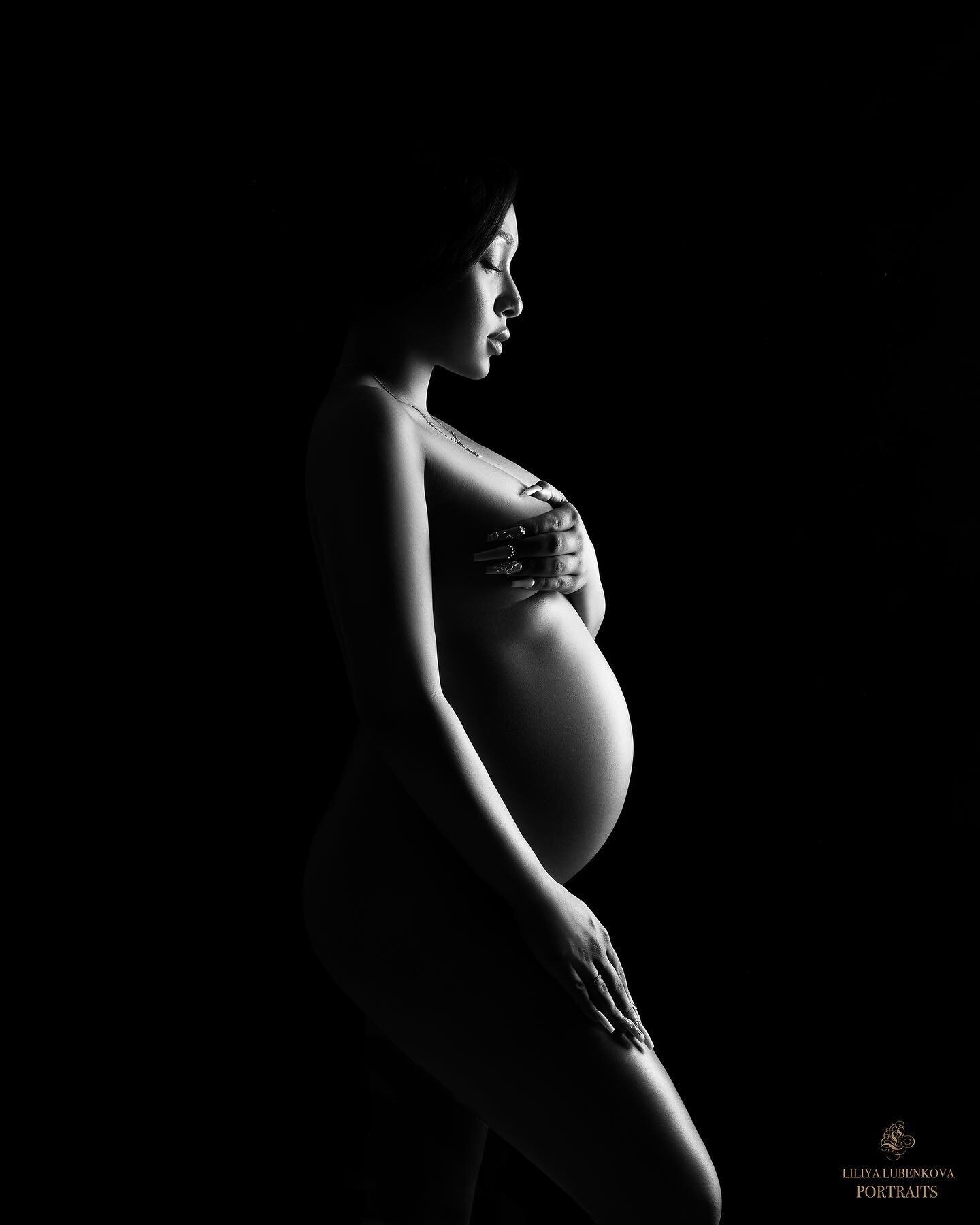 Love capturing silhouettes. They are just like a painting ❤️

#maternityphotography #pregnancyphotography #bnw #bnwphotography #vancouvermaternityphotographer #silhouettephotography