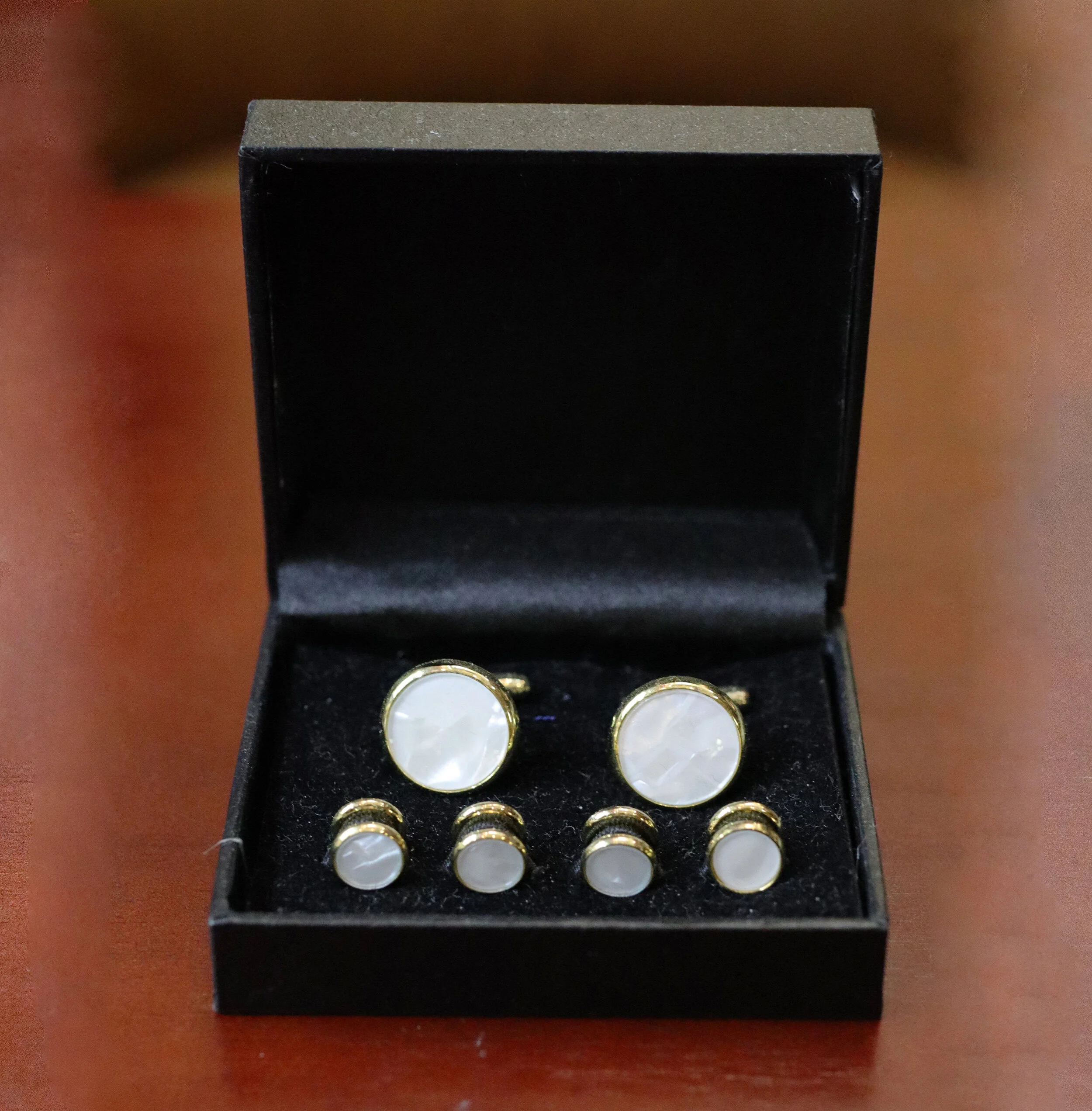 ROUND GOLD DRESS STUD AND CUFFLINK SET