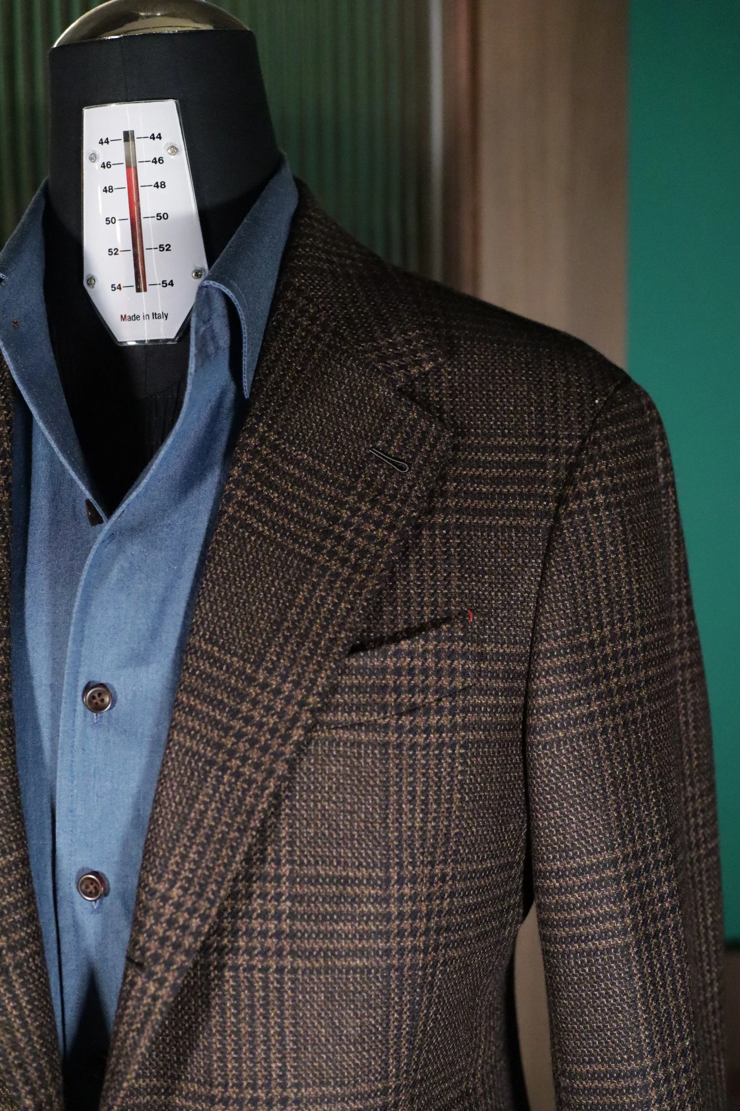CAPOLAVORO tweed Romania Shoulders.JPG