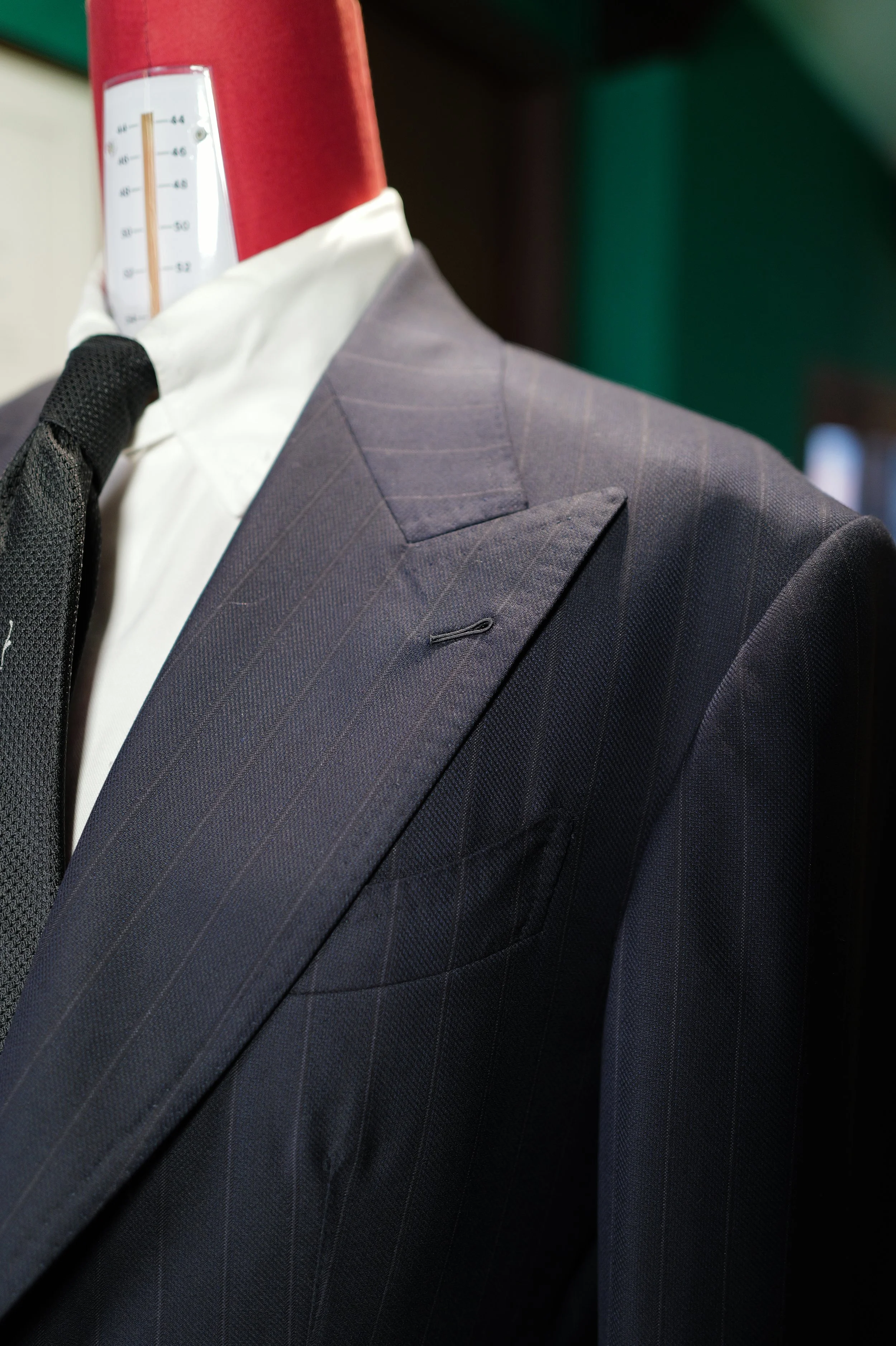 Teardrop Milanese Lapel Hole