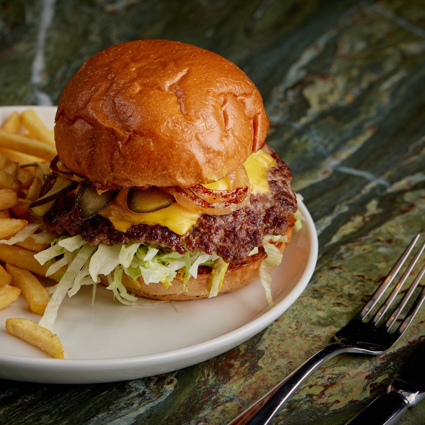 Take a good look at the burger of your dreams. 🤩

Victorian Angus beef cheeseburger with pickles, fried onions, crisp lettuce and fresh sliced tomato, sauced up on a soft bun and served with a side of hot chips. 

Best cheeseburger in Melbourne. We'