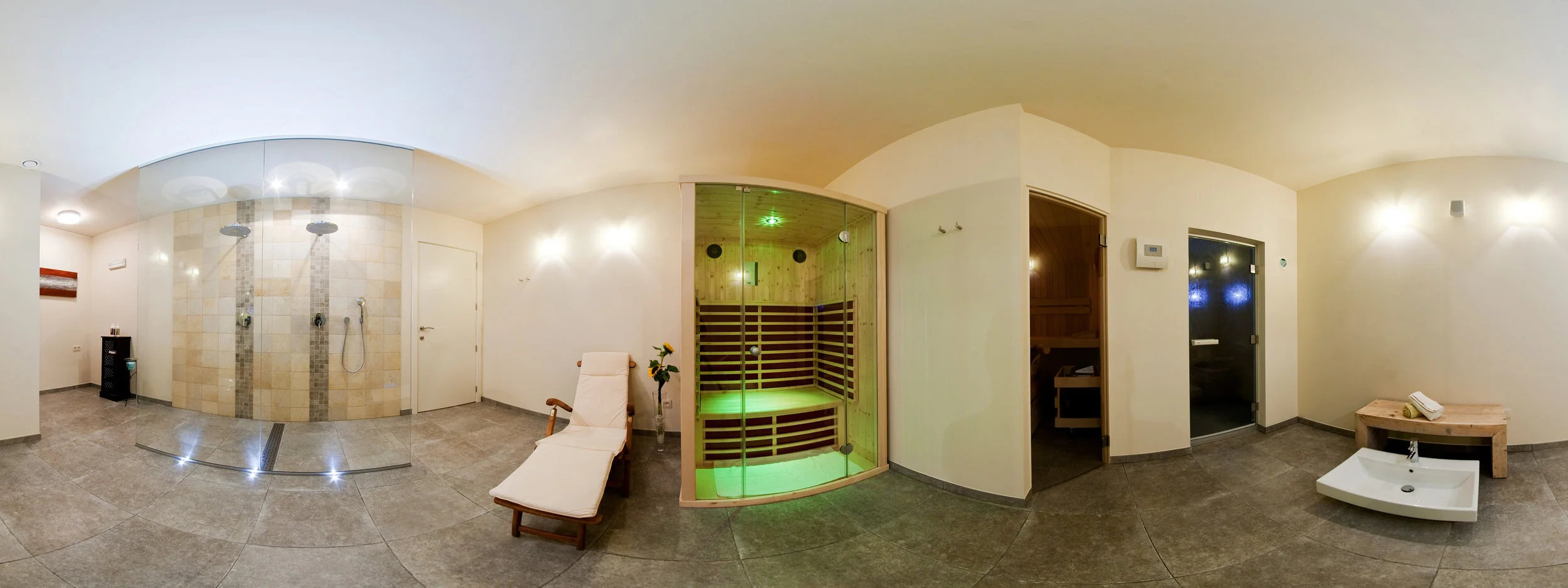360° fotografie benedengedeelte met Finse sauna, infraroodcabine, Turks stoombad en regendouches