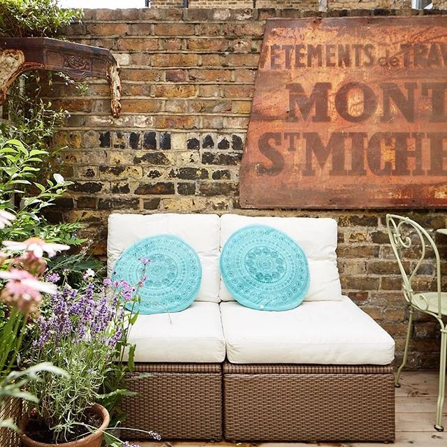 One more #pic of the #terrace with this old #metalsign and the #outdoor #chairs - #outdoordesign #terracedesign #outdoorspace #bethnalgreen #hoxton #interiordesigner
