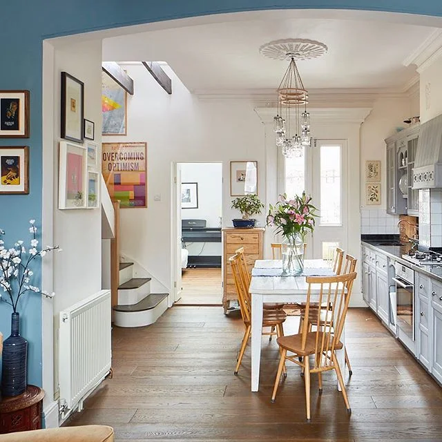 The #kitchen opens onto the #livingroom and #guestroom / #study - the #windows on both sides make it very bright, whatever the #weather - #interiordesign #homedesign #homestyling #homesweethome #kitchendecor #kitchendesign #kitchenstyle #diningroom #