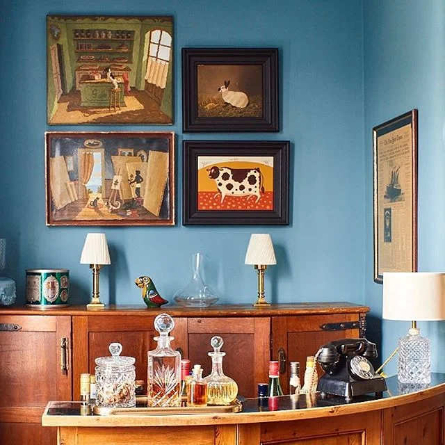 As a fan of #whisky and other delightful #poisons I needed a #bar at #home - this little corner in my #livingroom is a place I love to relax by 😀🥃 - 📷Matt Clayton - #homebar #bardesign #barstyle #mancave #barlamp #interiordesign #whiskey #livingro