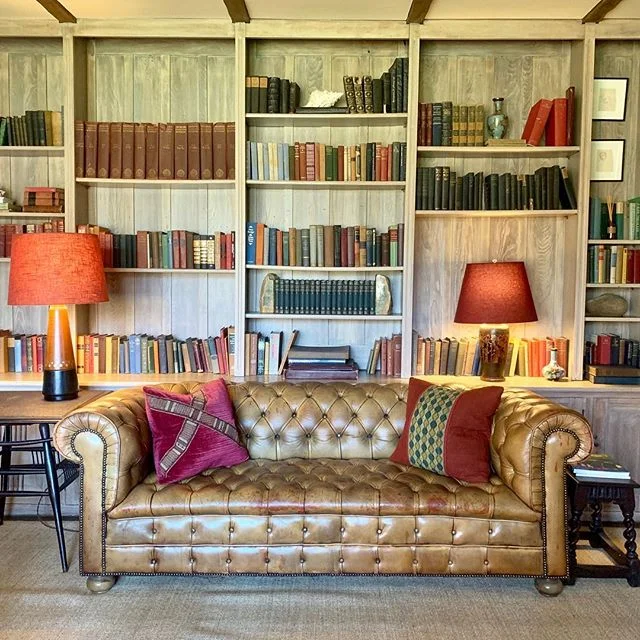 Spending a few days in #newyorkstate at this #comfortable #country #retreat with interiors by @champalimauddesign - #oak #panneling , #chesterfield #sofa , #book #library , use of #saturated #colours are all some of the elements that make this room s