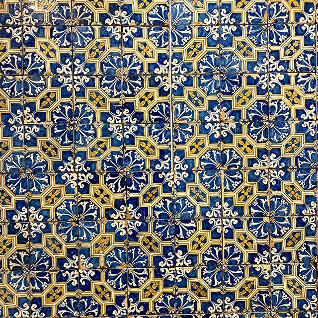 Last weekend, I had the chance to visit the #museudoazulejo in beautiful #lisbon #portugal - I loved so many #tiles and #patterns ! Here are a few #instapic I wanted to share.  I recommend a #visit - #lisboa #interiordesigner #tilesdesign #patternedt