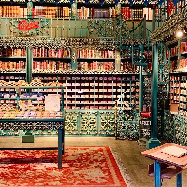 Never thought I would post the #interior of a #sardines #shop but this #conserveiradeportugal knows how to pull a #shopdesign ! These #boldcolors , the #vintagedecor and #warm #colours are too #inviting to ignore when passing by at the #lxfactory #li