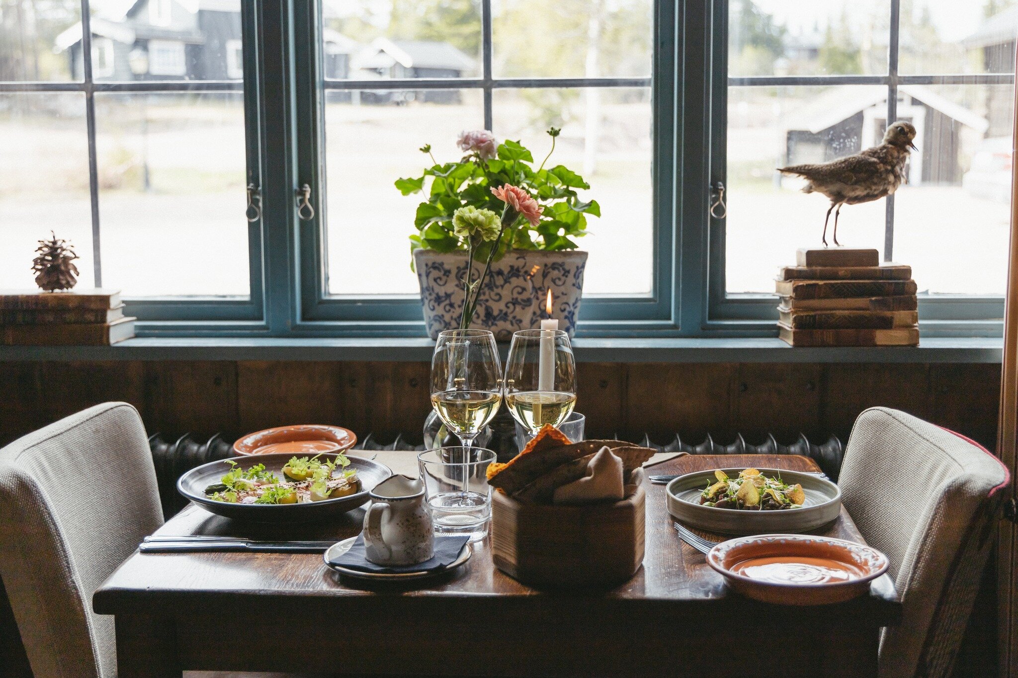 Har du planer f&ouml;r helgen? Inte? D&aring; tycker vi att du f&ouml;rtj&auml;nar att ta ledigt fr&aring;n k&ouml;ket och l&aring;ta oss g&ouml;ra jobbet! 👨🏼&zwj;🍳🌱

P&aring; @gammelgarden.se finns lediga bord och smakupplevelser som v&auml;ntar