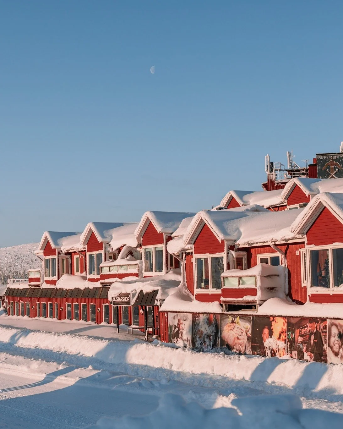 Mellan julens lugn och ny&aring;r h&auml;nder n&aring;got speciellt p&aring; H&ouml;gis. Fj&auml;llen fylls av glada skratt, st&auml;mningsfull afterski, livemusik i pianobaren och l&aring;nga middagar med v&auml;nner och familj. 
Det &auml;r dagar f