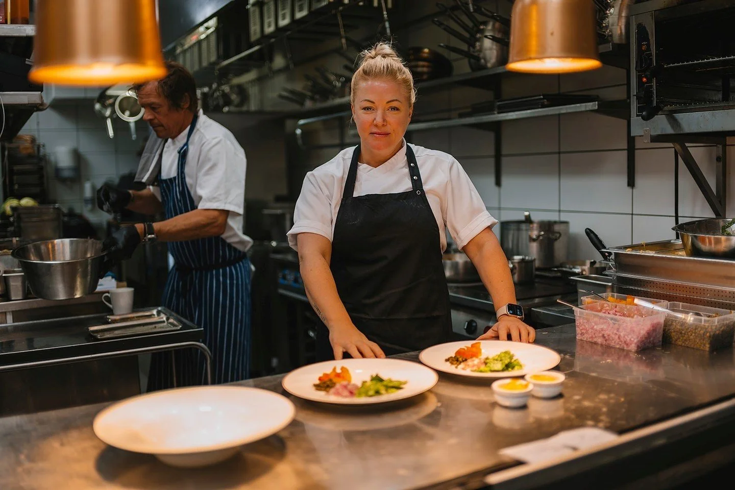 18 och 19 februari g&auml;stas Onkel Jean av Isabell &ldquo;Bella&rdquo; Seger.

Isabell har en imponerande meritlista med erfarenheter fr&aring;n bland annat Dahlbergs och Clarion i Norge. Hon har &auml;ven drivit den egna krogen Fridas innan hon &o