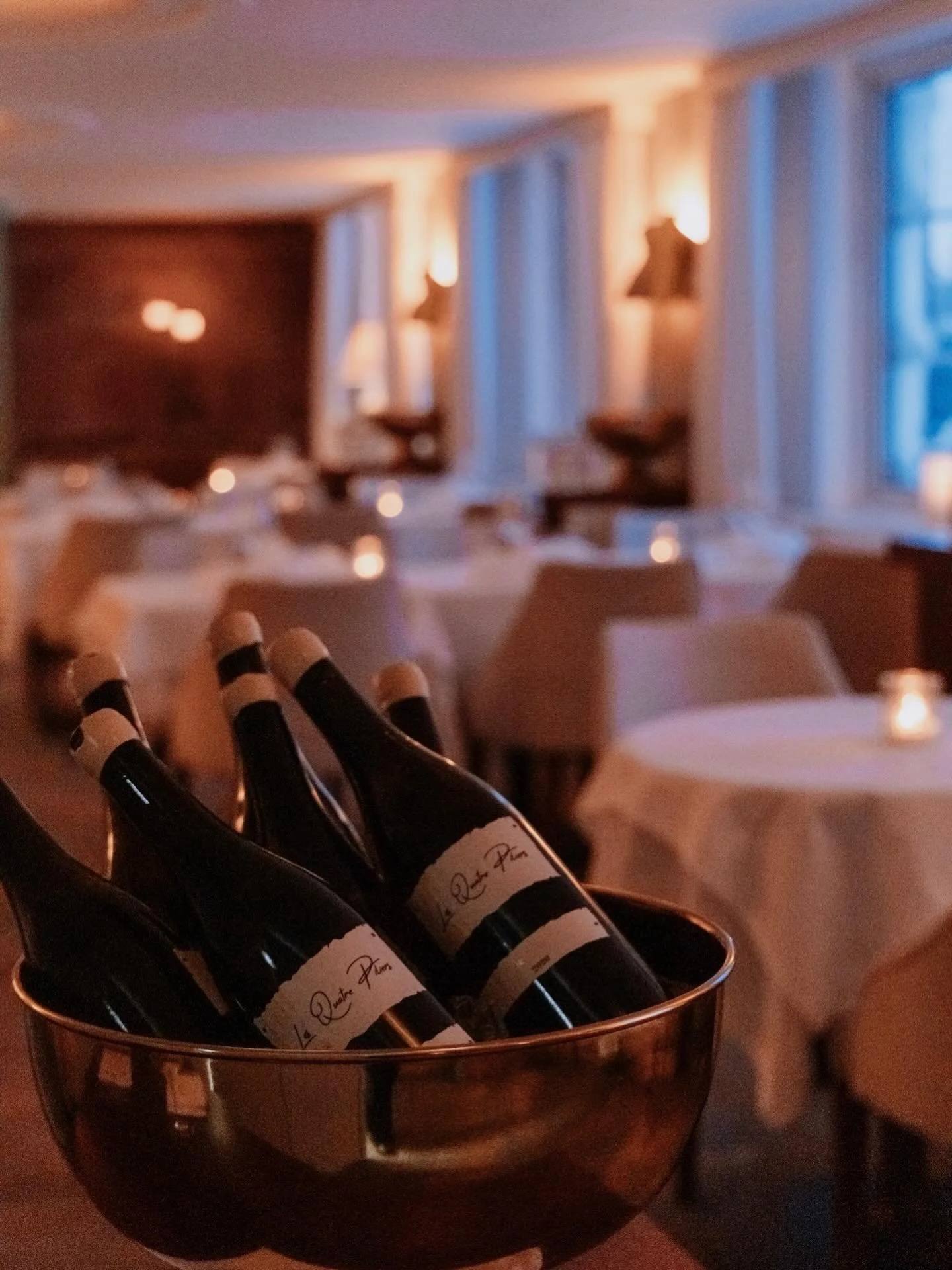 ONKEL JEAN🩵 H&auml;r kan ni &auml;ter a la cart eller varf&ouml;r inte v&aring;r fyrar&auml;ttersmeny. P&aring; menyn finner ni b&aring;da havets och skogens r&aring;varor som &auml;r fint komponerade utav k&ouml;ksm&auml;stare Tim Larsson. &Ouml;pp