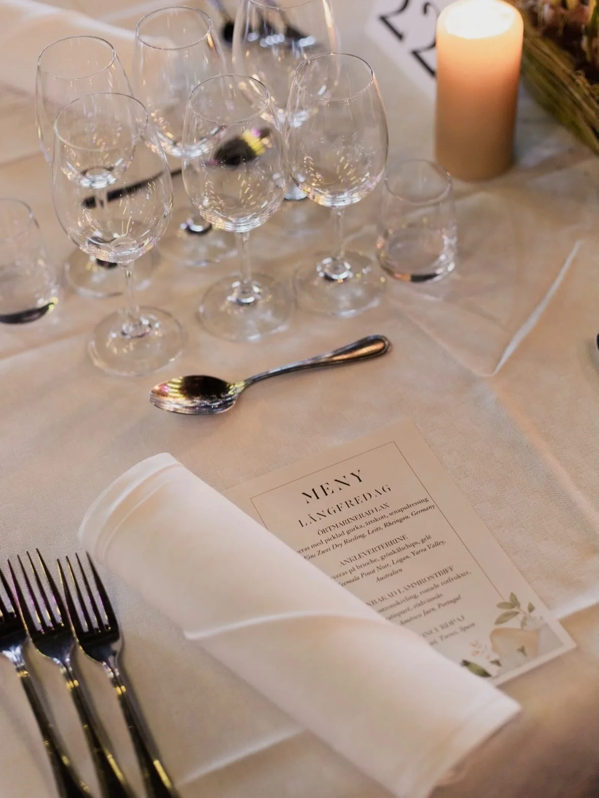 V&aring;rsol, v&auml;rme, skid&aring;kning, middag, liveunderh&aring;llning och en hejdundrande musikquiz av BucketList- hur trevligt l&aring;ter inte det?😮&zwj;💨 Exakt s&aring; kommer vi fira in p&aring;sken p&aring; H&ouml;gfj&auml;llshotellet☀️ 