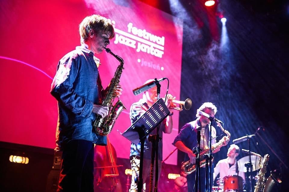 Chris Pitsiokos joined us for the encore at @jazzjantar festival in Gdansk 2021🔥 

Photo credit: Jan Rusek

#cortex #cortexjazz #jazzjantar #jazzjantarfestival #jazzjantar2021 #janrusek #festival #poland #livemusic