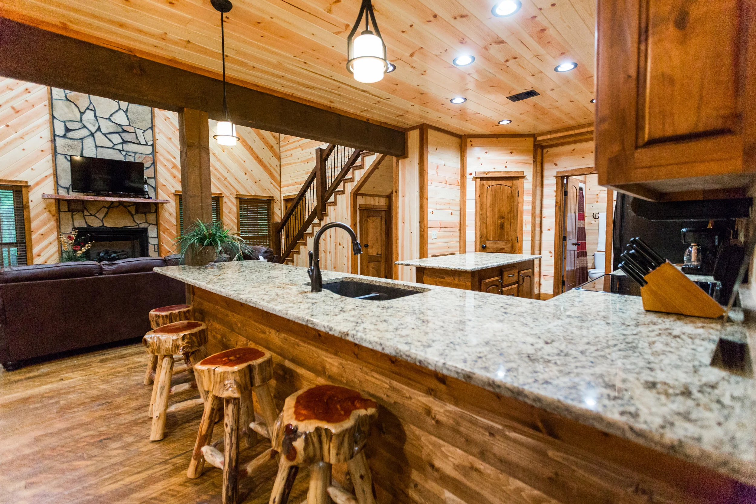 oklahoma luxury cabin rentals beavers bend vacation getaway hochatown mount fork river stephens gap lake ouachita mountains kitchen rustic log