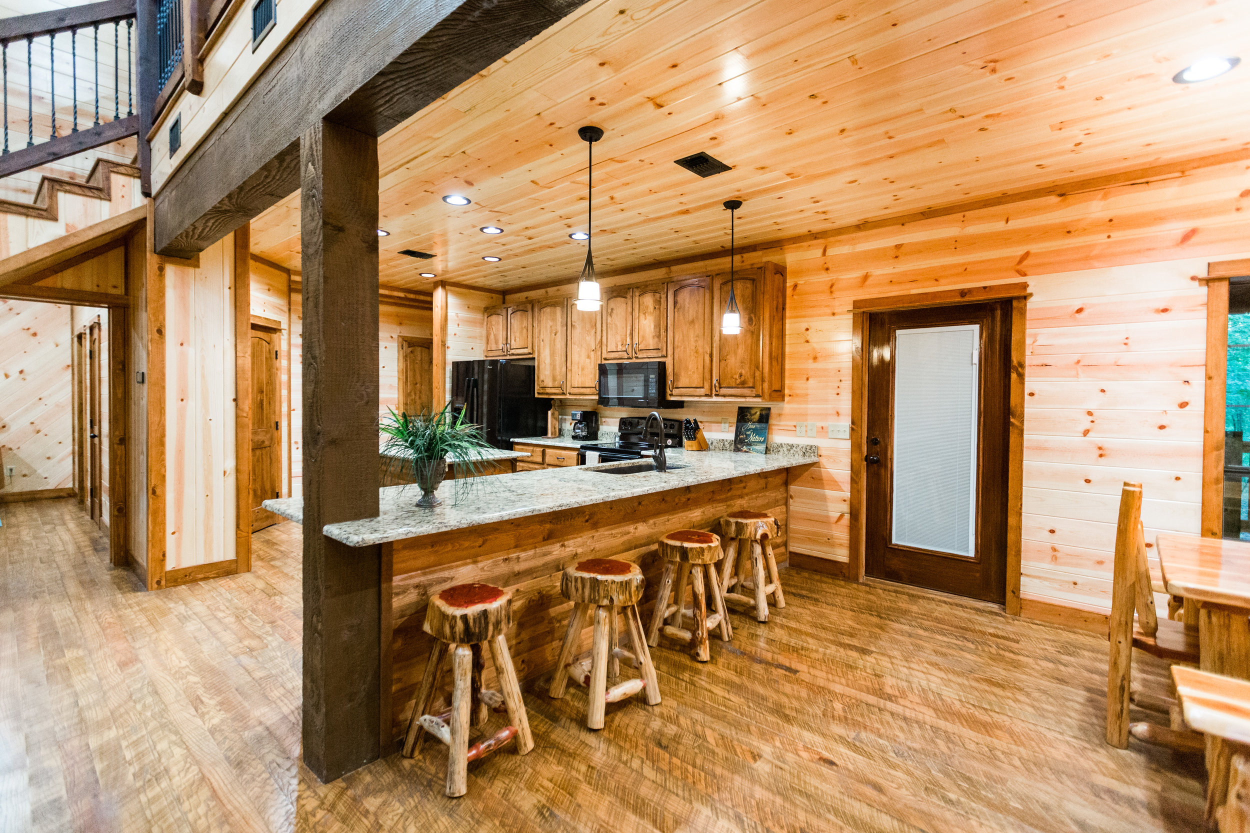 oklahoma luxury cabin rentals beavers bend vacation getaway hochatown mount fork river stephens gap lake ouachita mountains kitchen rustic log