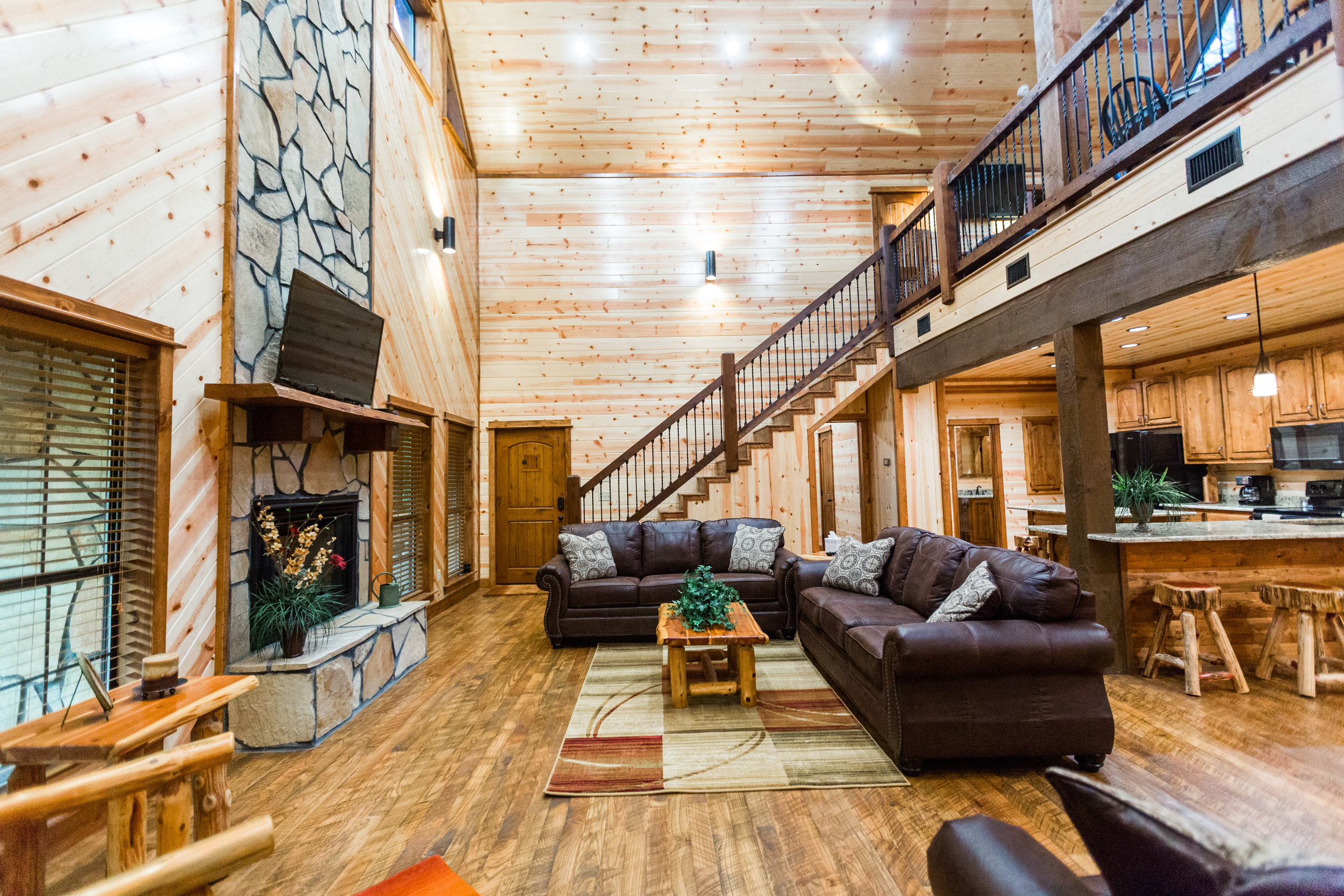 oklahoma luxury cabin rentals beavers bend vacation getaway hochatown mount fork river stephens gap lake ouachita mountains fireplace leather couches