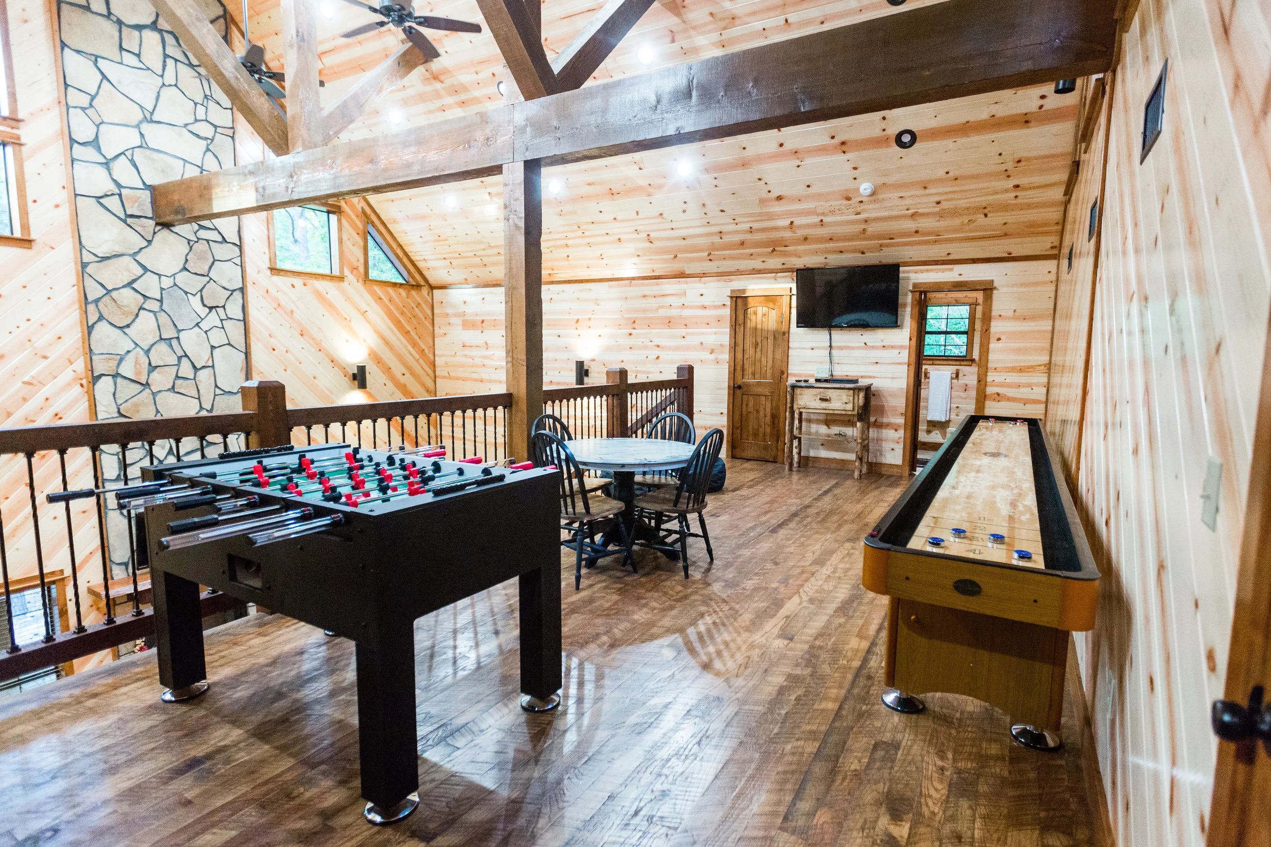 oklahoma luxury cabin rentals beavers bend vacation getaway hochatown mount fork river stephens gap lake ouachita mountains kitchen rustic log games family