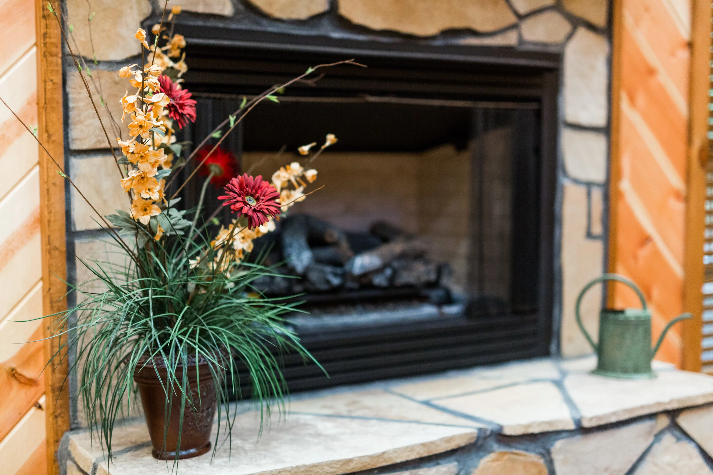 oklahoma luxury cabin rentals beavers bend vacation getaway hochatown mount fork river stephens gap lake ouachita mountains fireplace