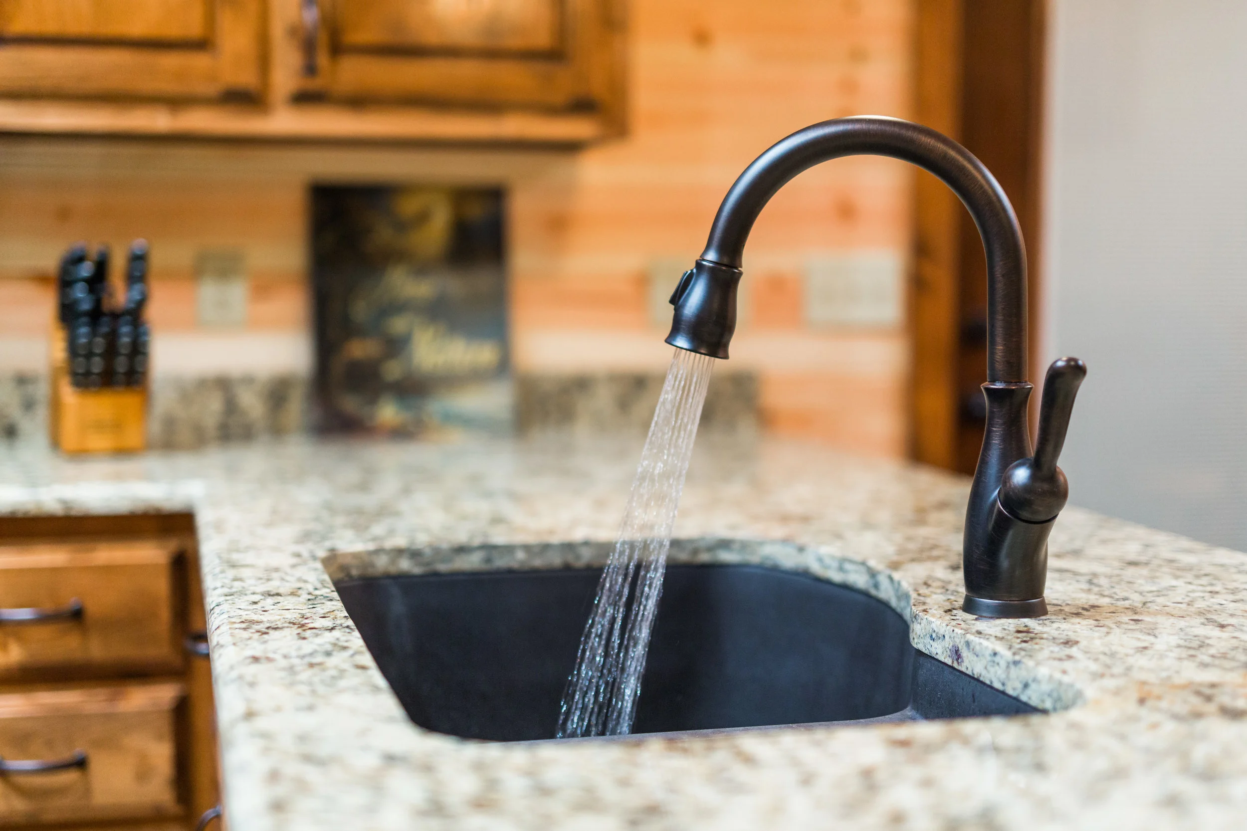 oklahoma luxury cabin rentals beavers bend vacation getaway hochatown mount fork river stephens gap lake ouachita mountains kitchen rustic log