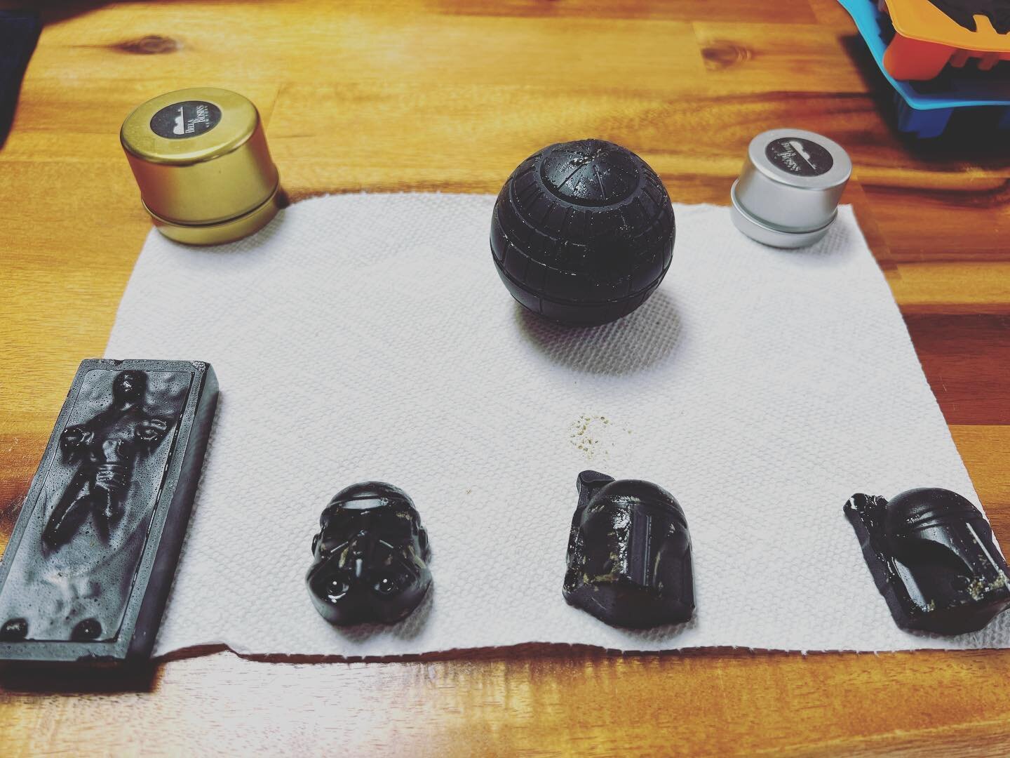 hm.. now what do i do with these&hellip;.

#mandalorian #deathstar #hansolo #stormtrooper #carbon #jumbo #mini #rosin #handmade #fineart #violin #viola #cello