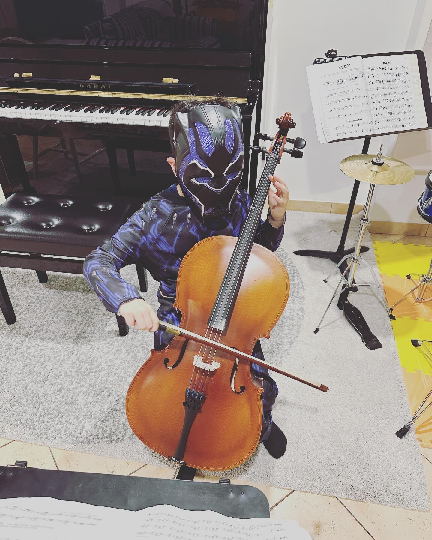 happy halloween day everyone !!!!
#bellarosins #cello #suzuki #nyc #student #longisland #blackpanther #halloween #chocolate #trickortreat