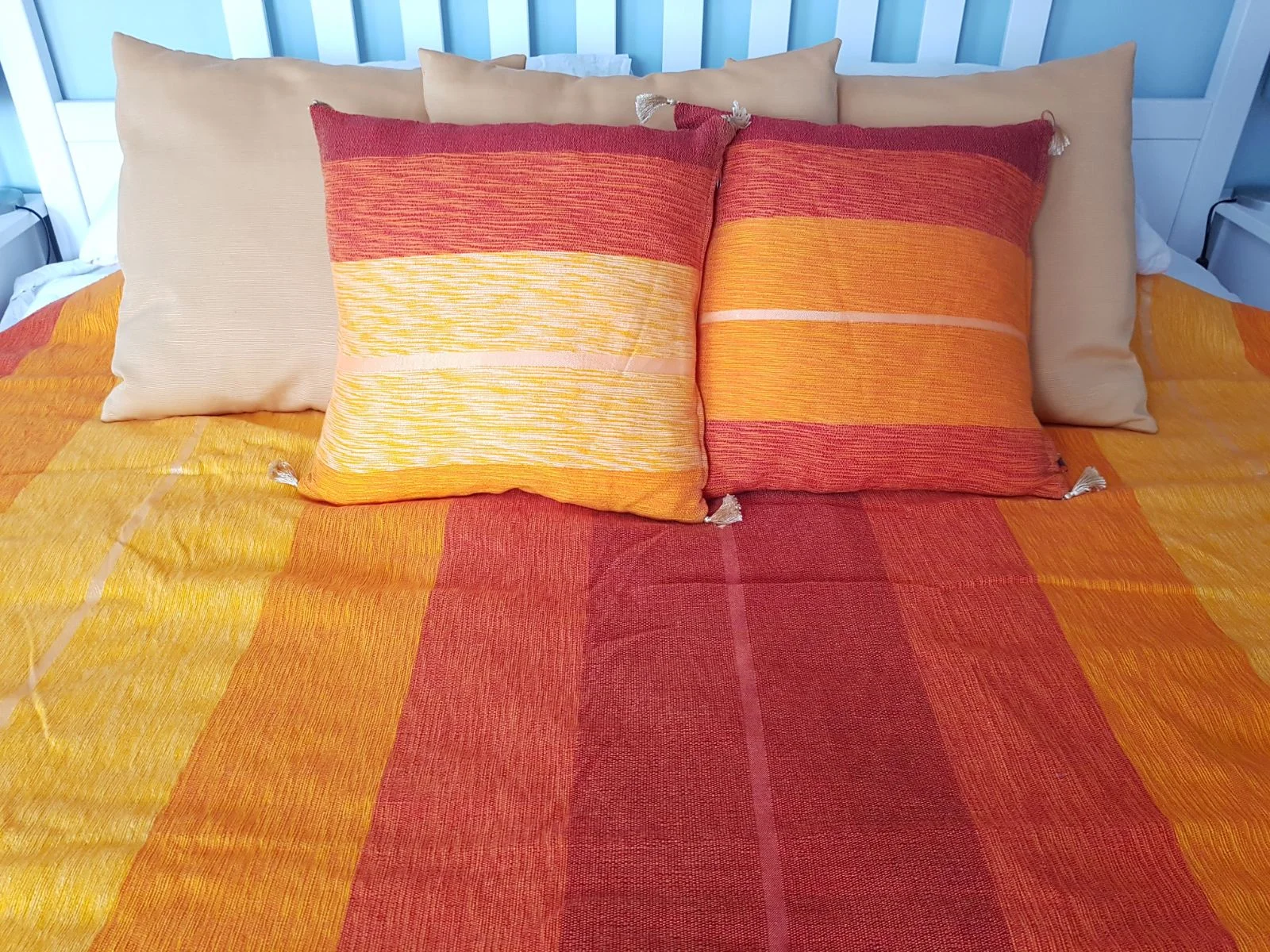 bed throws and cushions