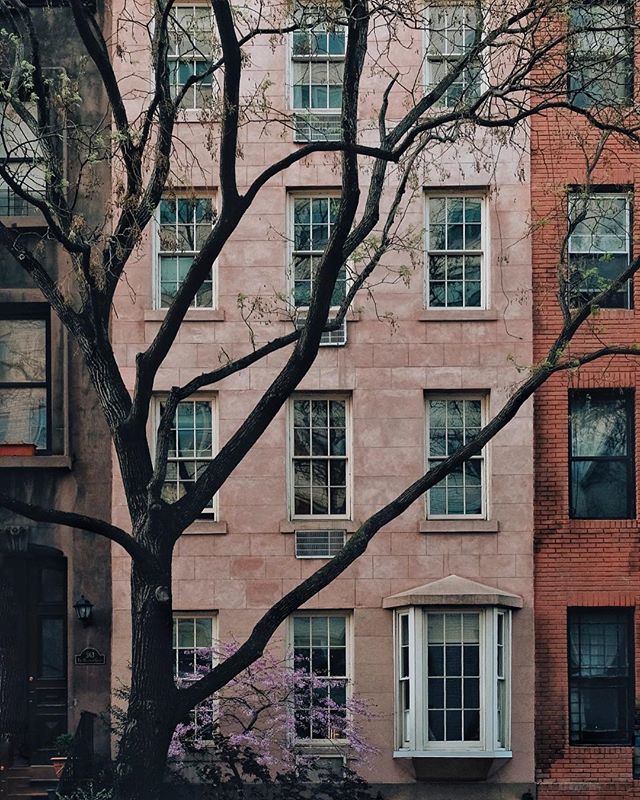 I&rsquo;m supposed to be writing my performance evaluation today, started at 10am and only 3 paragraphs in 🤦&zwj;♀️ what are you all up to? I still daydream about NYC facades everyday 😍