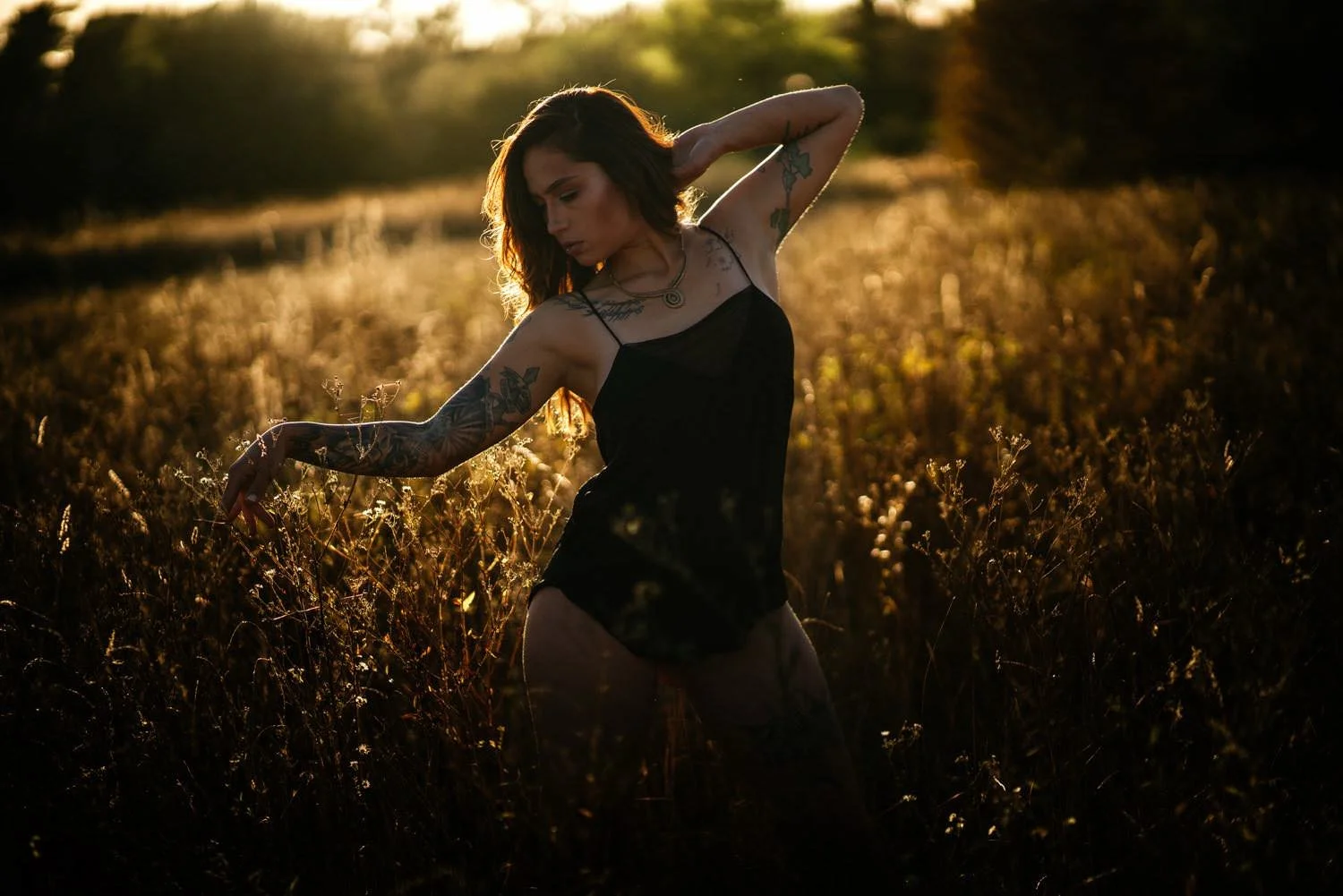 Sensual Portrait einer jungen Frau in einem Kleid bei Sonnenuntergang mit Tattoos – von pixelfeder