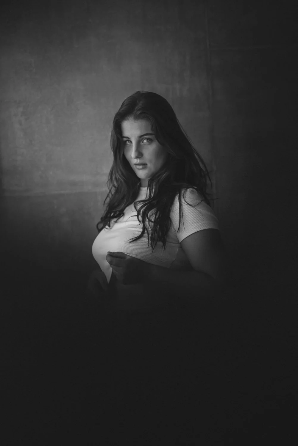 Portrait einer Frau in einem Top im Studio vor einer Wand in Frankfurt – Schwarz-Weiß von pixelfeder