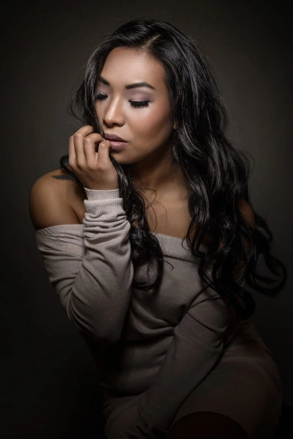 Portrait einer Frau mit langen, lockigen, schwarzen Haaren im Studio mit verträumtem Blick in Darmstadt – von pixelfeder