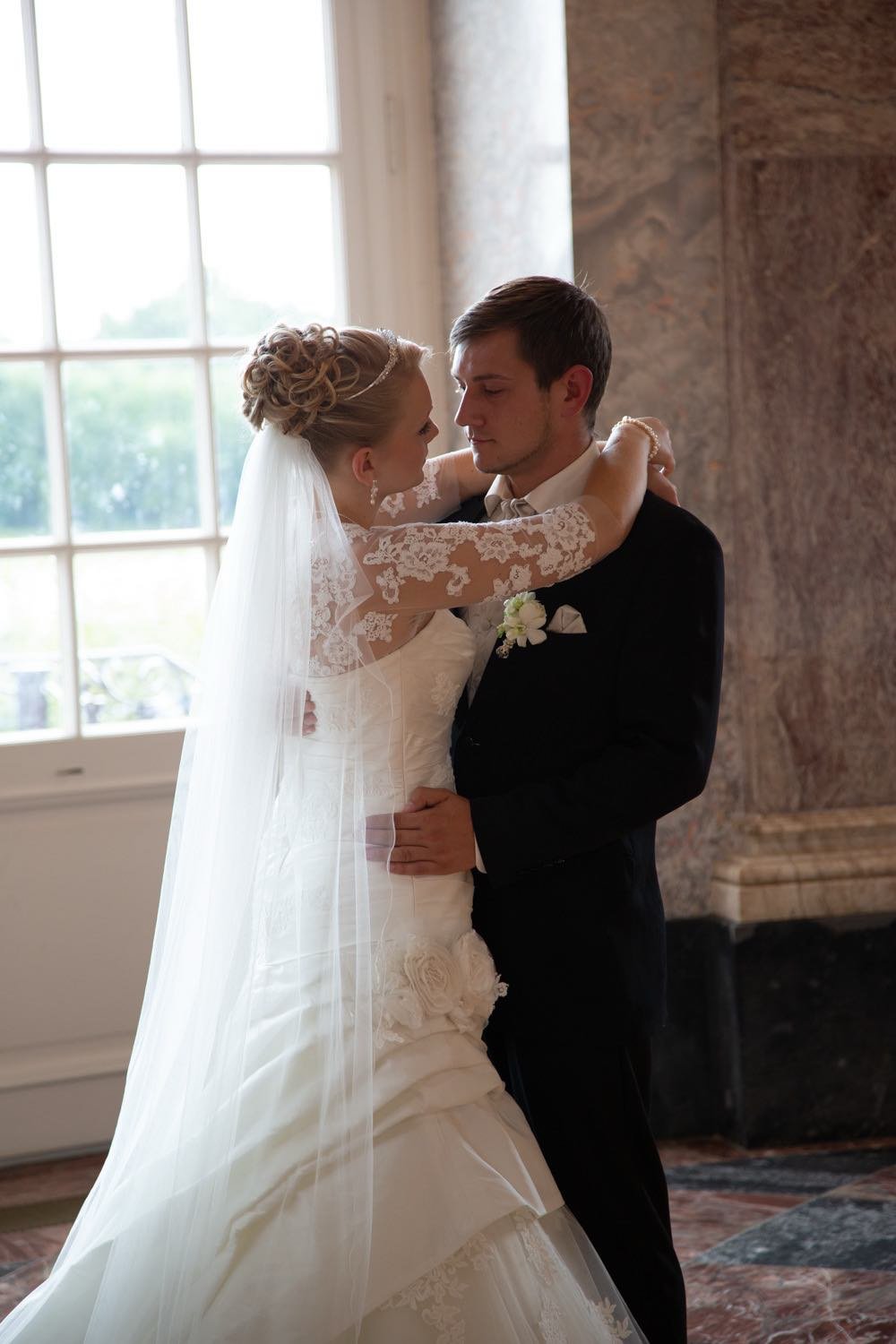 Braut und Bräutigam beim Tanzen bei einer Hochzeit im Innenraum, mit großem Fenster in Darmstadt – von pixelfeder