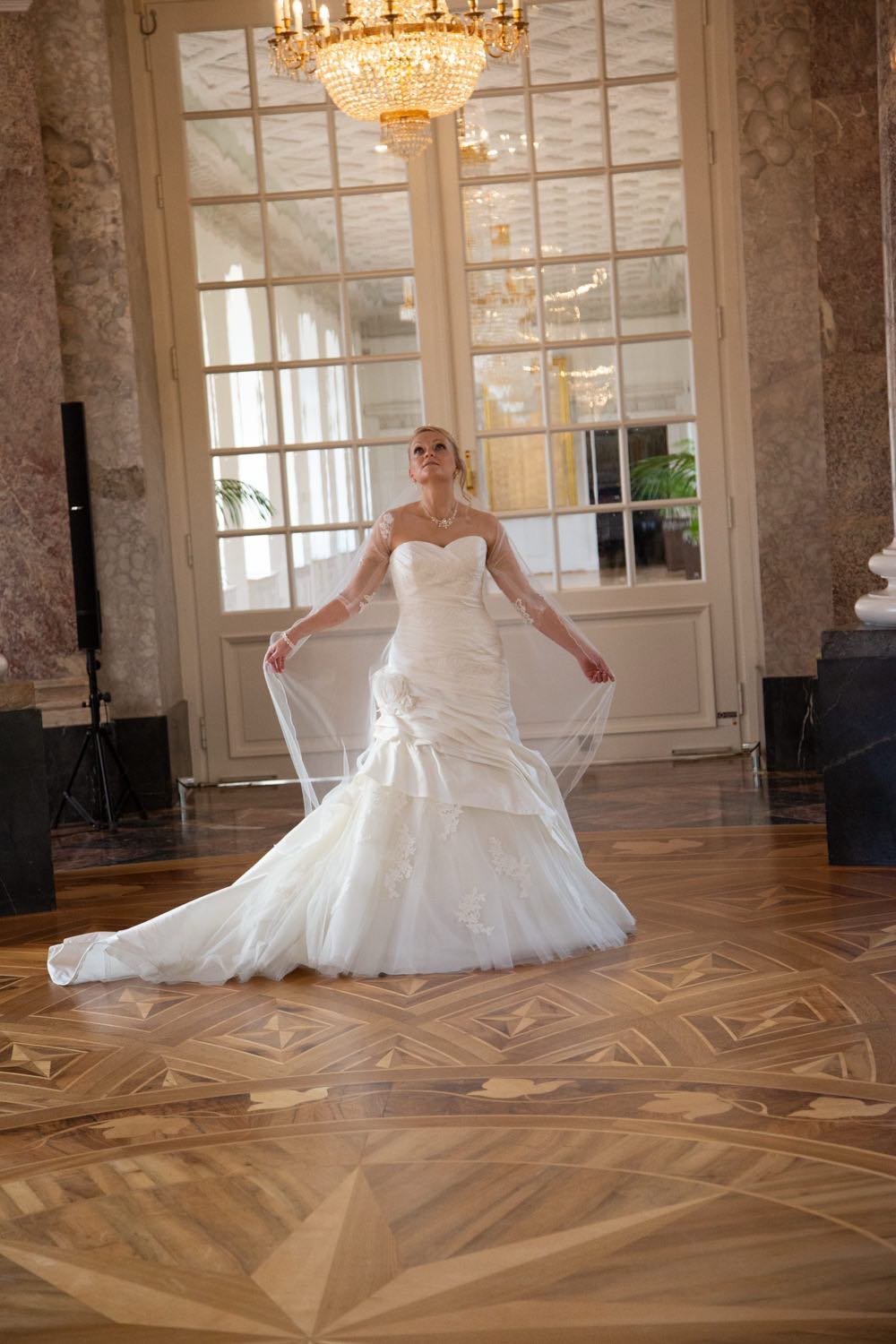 Braut in einem weißen Hochzeitskleid mit transparenten Ärmeln in Darmstadt – von pixelfeder